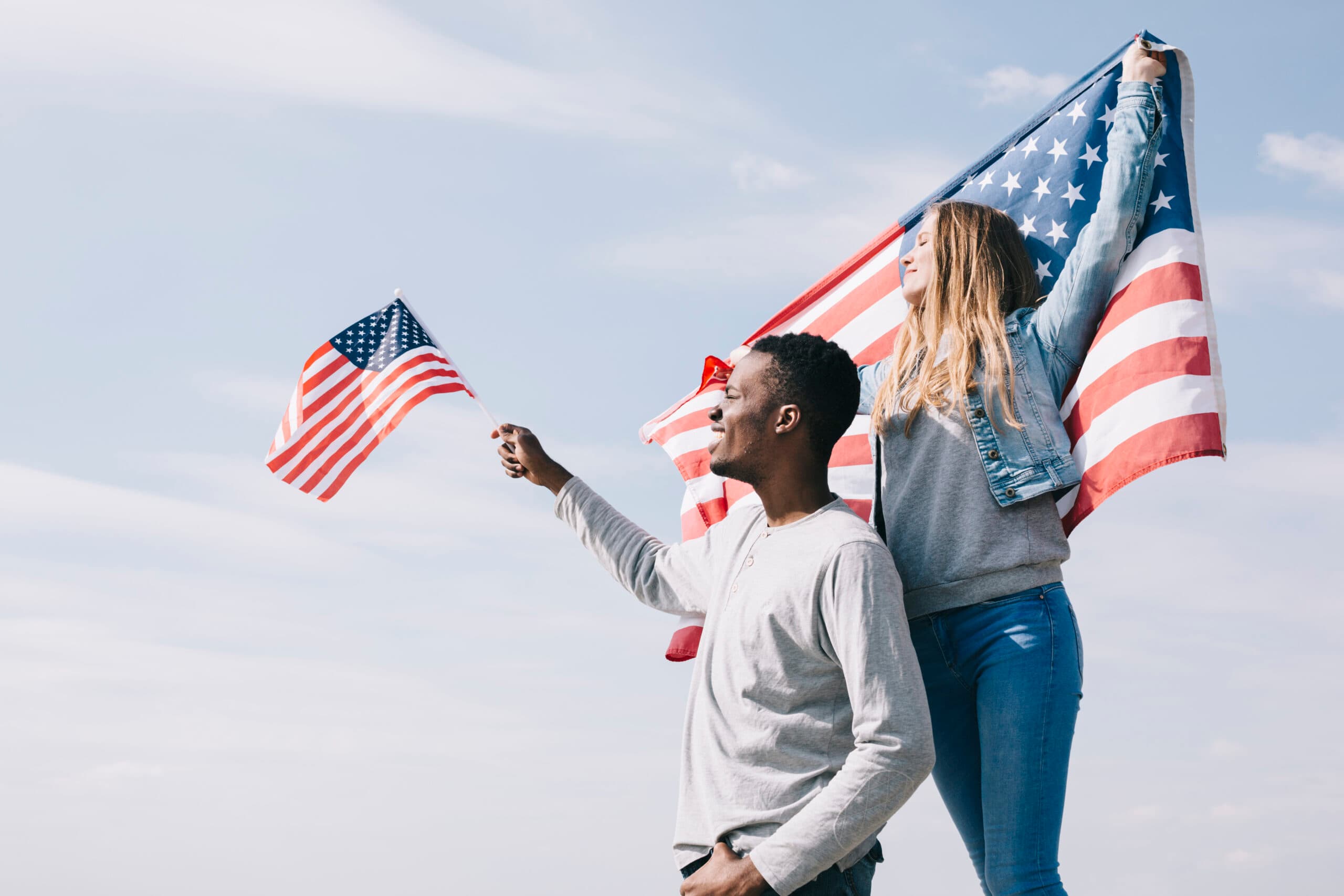 patriotas-interraciais-agitando-bandeiras-como-simbolo-de-liberdade